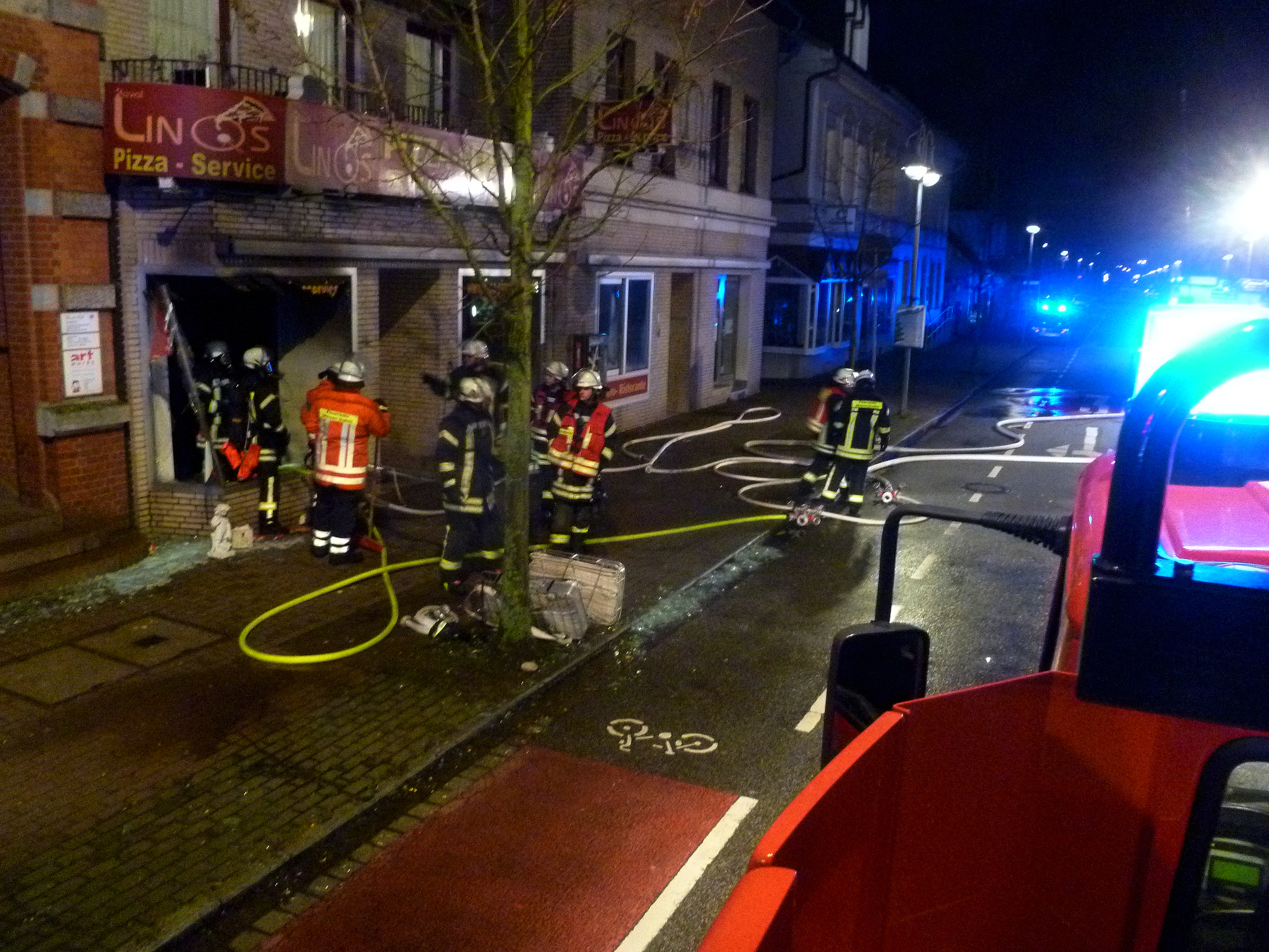In einer Pizzeria in der Winsener Bahnhofstraße kam es zu einer Explosion. Die Polizei vermutet Brandstiftung