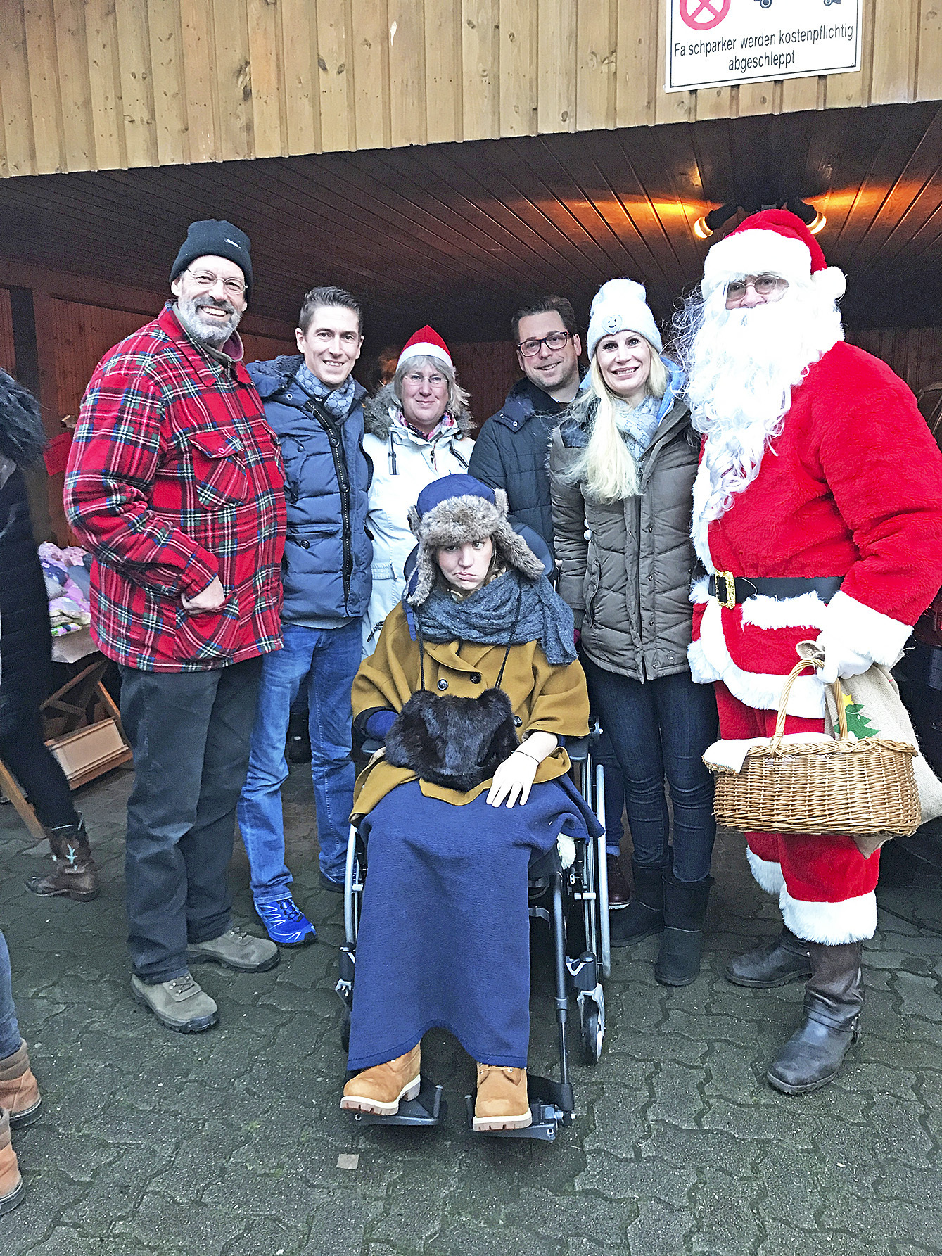 Silke (Mitte) und Jörg Büttinghaus (3. v. re.) kamen persönlich vorbei, um sich bei Michael (v. li.), Martin, Anne und Katrin Werner sowie beim Weihnachtsmann für den Einsatz zu bedanken