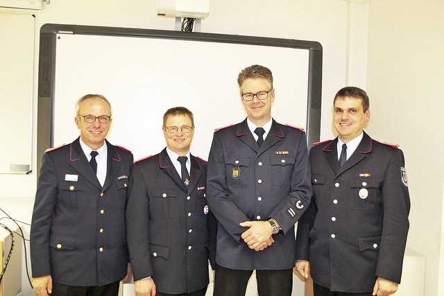 Kreisbrandmeister Volker Bellmann (li.) und Kreisbereitschaftsführer Stephan Schick (re.) verabschiedeten Uwe Ehlers (2. v. re.) und Christoph Eggers aus ihren Ämtern