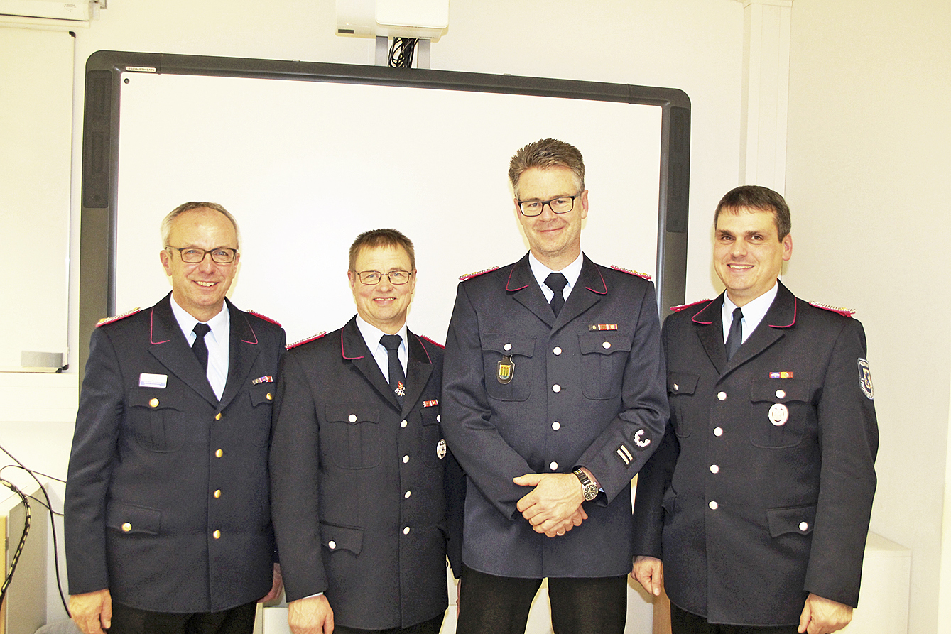 Kreisbrandmeister Volker Bellmann (li.) und Kreisbereitschaftsführer Stephan Schick (re.) verabschiedeten Uwe Ehlers (2. v. re.) und Christoph Eggers aus ihren Ämtern