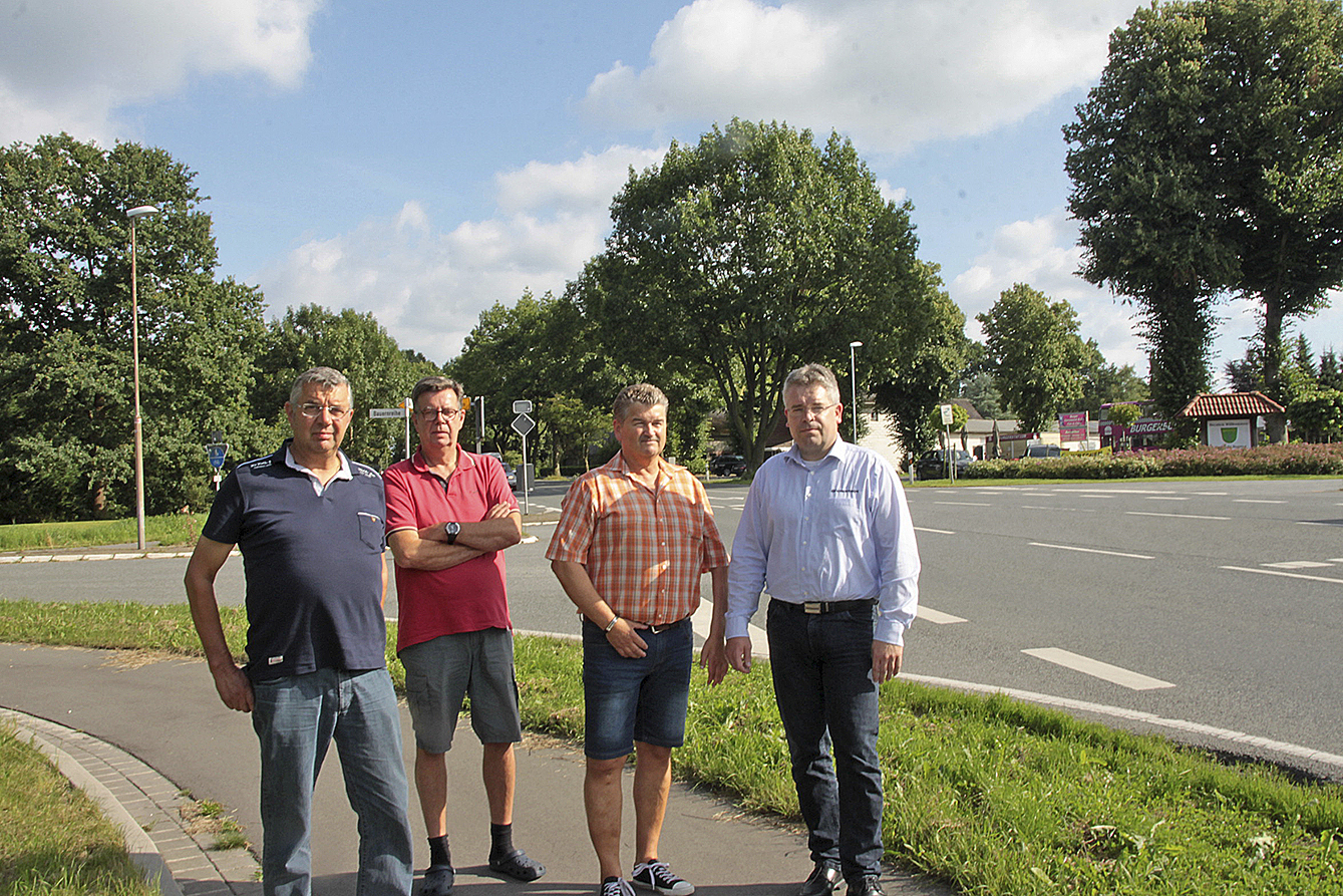 Brachten die Bürgerinitiative im Sommer ins Rollen (v. li.): Ratsherr Manfred Hölting, Rainer Hölting, Ex-Samtgemeinde-Chef Thomas Scharbatke und Bürgermeister Matthias Wolff an der B73