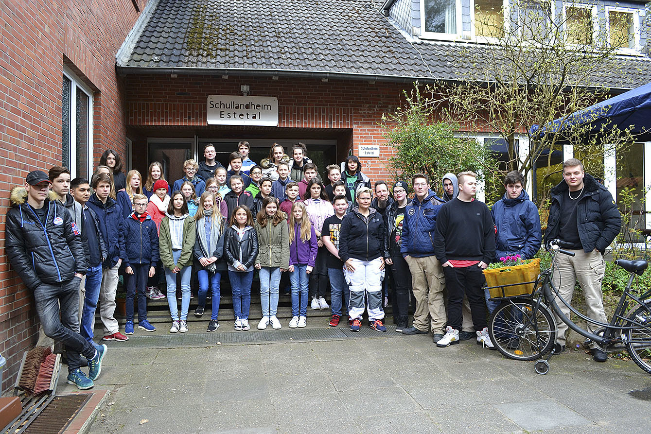 Die Schüler der Klasse 6k2 des Vincent-Lübeck-Gymnasiums aus Stade und Schüler der Produktionsschule Altona bei der Inbetriebnahme der neuen Bettenlandschaften im Frühjahr