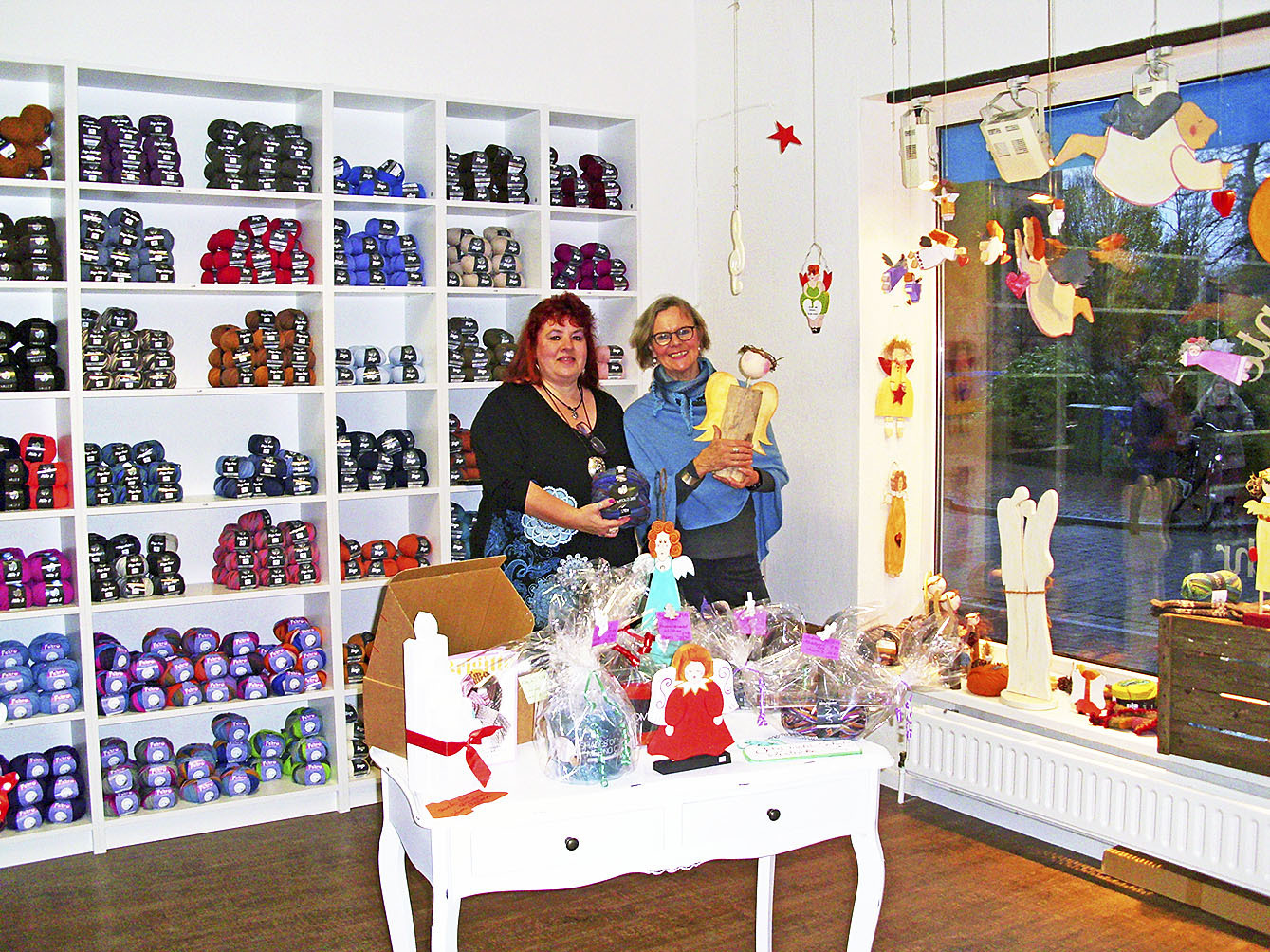 Sonja Bade (li.) und Christine Buurman zwischen Wolle und weihnachtlichen Engeln