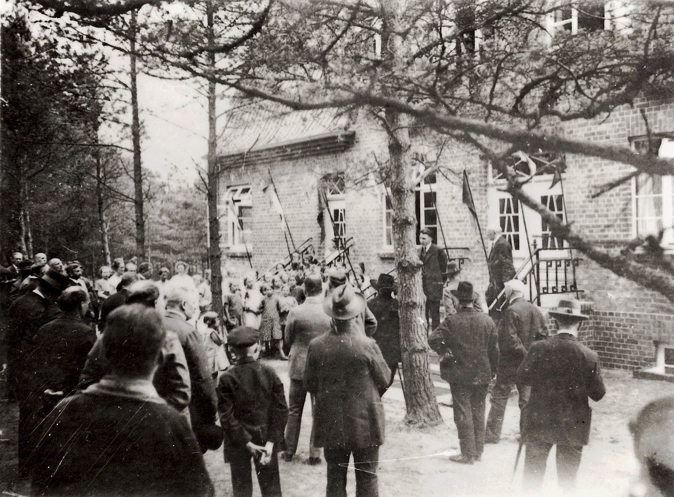 Ein Bild von der Eröffnung des Schullandheims Estetal im Jahr 1926