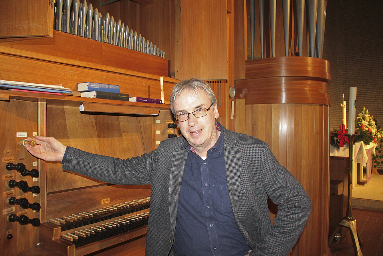Pastor Dr. Wilfried Behr an der Kirchenorgel