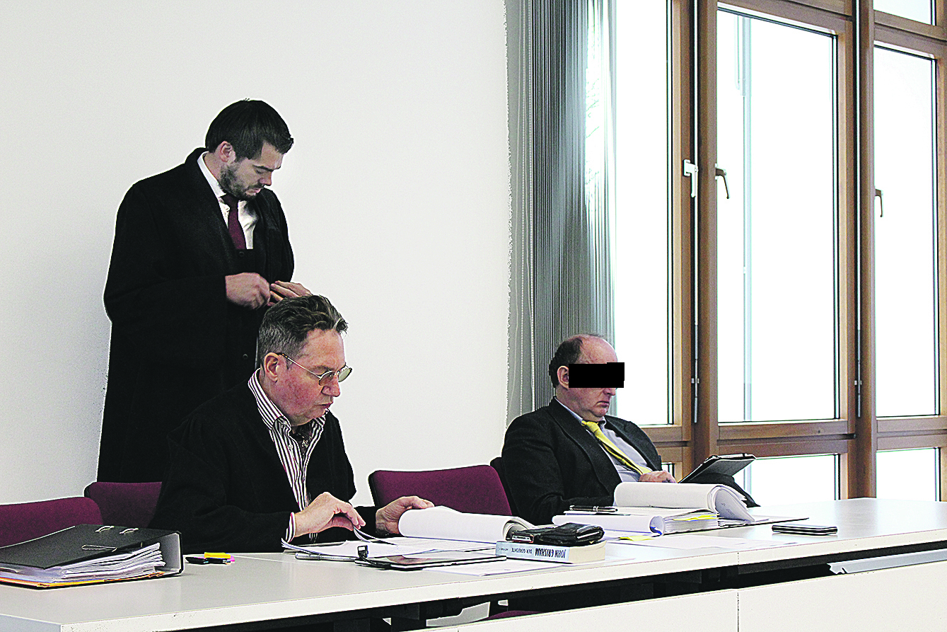 Karsten Funk (re.) mit seinen Anwälten Rainer Frank (li.) und Dr. Sebastian Deichgräbe