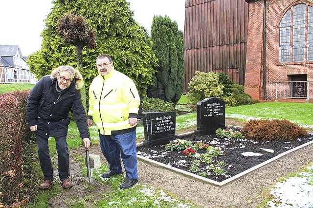 Können es nicht fassen: Pastor Olaf Prigge (li.) und Bürgermeister Joachim Streckwaldt auf dem Kirchfriedhof