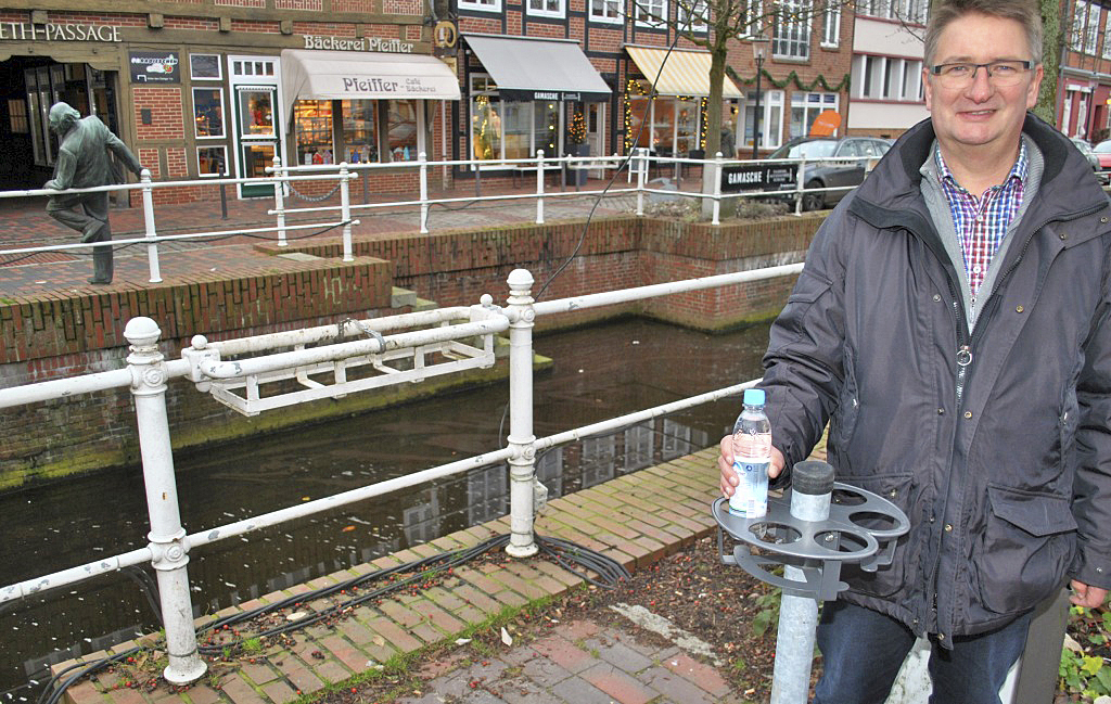 Rainer Ratzke mit einem der Pfandring in der Innenstadt