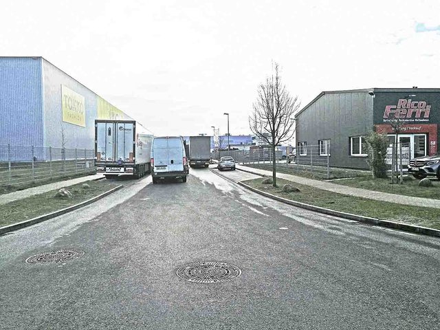 Völlig verstopft: Hier kommt kein Fahrzeug mehr durch, weil die Amazon-Anlieferer nicht auf das Firmengelände kommen