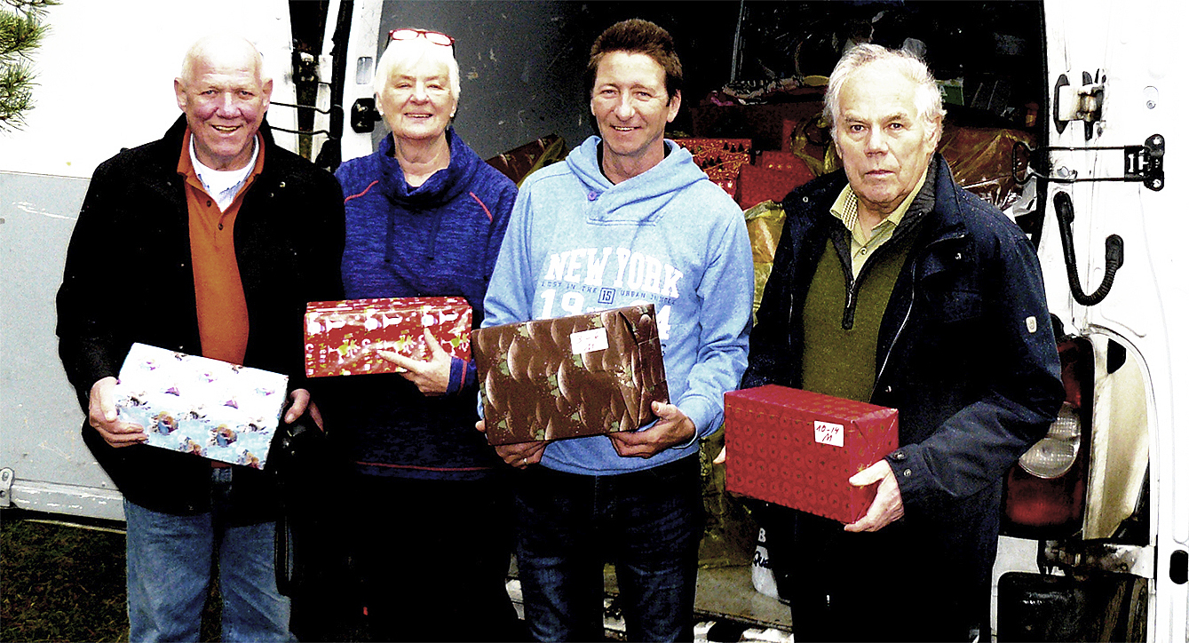 Sammelten fleißig Pakete für bedürftige Kinder in Rumänien (v. li.): Werner Matutat, Elke Ruhle, Pavel Cesar und Siegfried
Ziegert