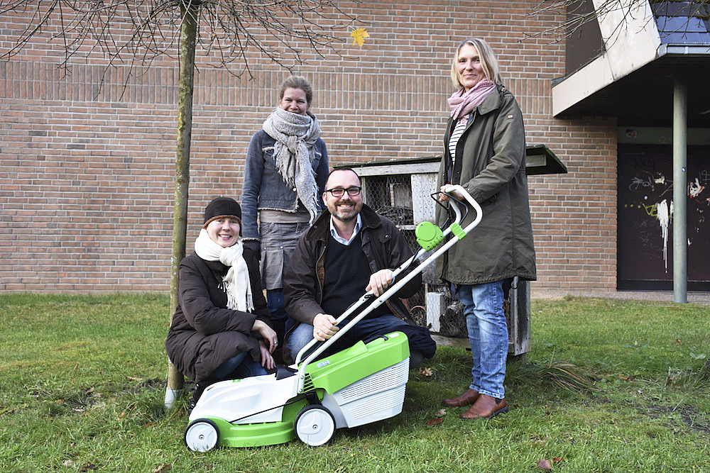 Gartenjournalist und Samtgemeinderats-Mitglied Frank Gerdes überreicht Christina Müller (v. li.), Petra Karin und Tanja Cölln vom Jesteburger Schulelternverein für den Schulgarten den Akku-Rasenmäher