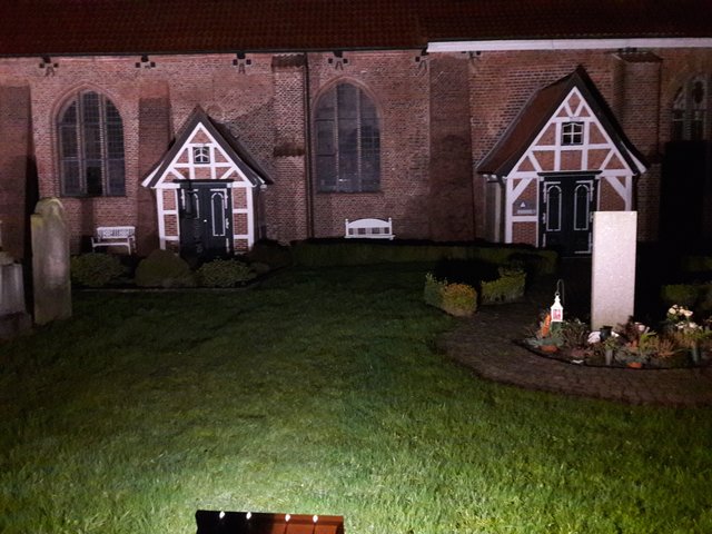 Rund sechs Wochen beleuchteten LED-Strahler das Kirchenschiff. Jetzt ist die Kirche wieder duster, weil Langfinger zuschlugen