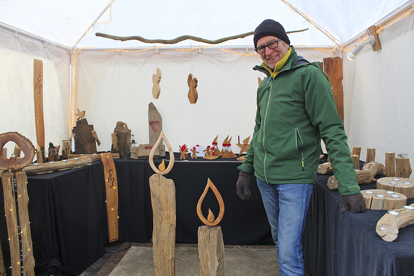 Manfred Vagts sammelt Holz und zaubert daraus große und kleine Kunstwerke