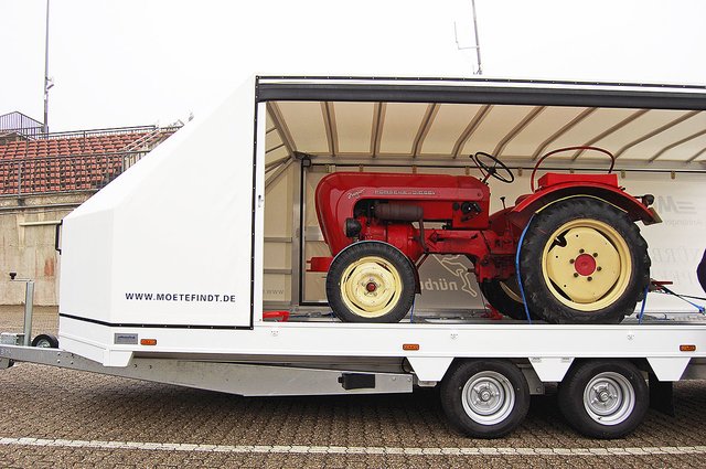 Ein Porsche Oldie-Traktor befand sich auf dem Anhänger von Moetefindt | Foto: Moetefindt