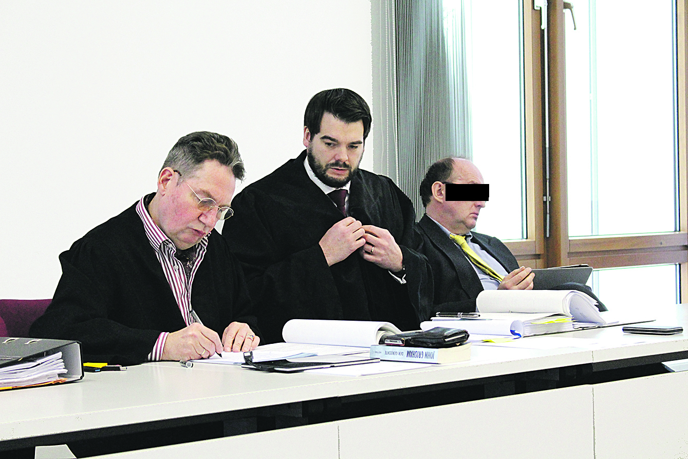 Karsten Funk (re.) bereitet sich mit seinen beiden Anwälten Rainer Frank (li.) und Dr. Sebastian Deichgräber auf den letzten Prozesstag vor