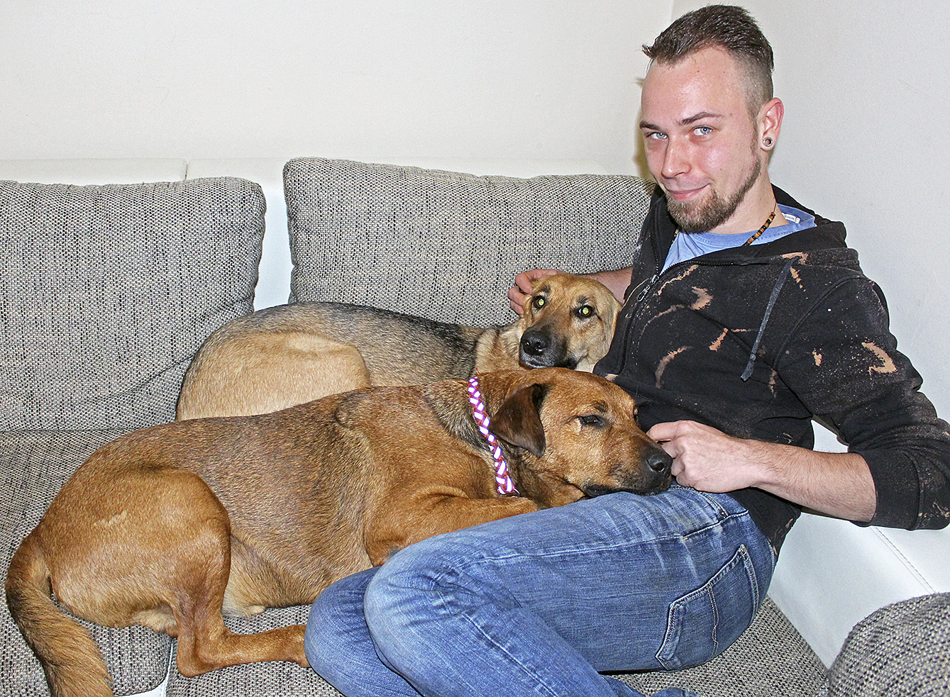Schon nach kurzer Zeit ein Herz und eine Seele: Karsten Schermer mit "Sammy" (vorne) und "Cathy"