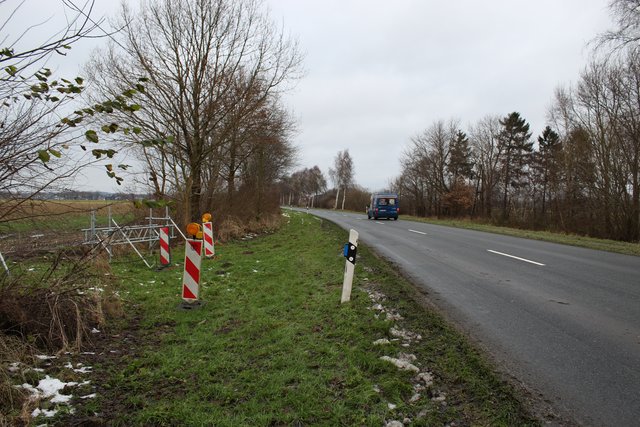 Die Tempo-50-Zone wurde aufgehoben, die leeren Metallgestelle beiseite geräumt (li.)