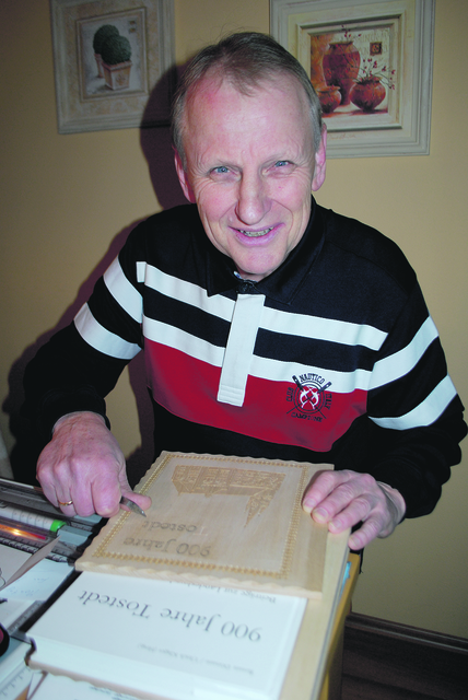 Mit dem Kerbschnitzen verziert Volker Schöbel Buchhüllen aus Lindenholz
