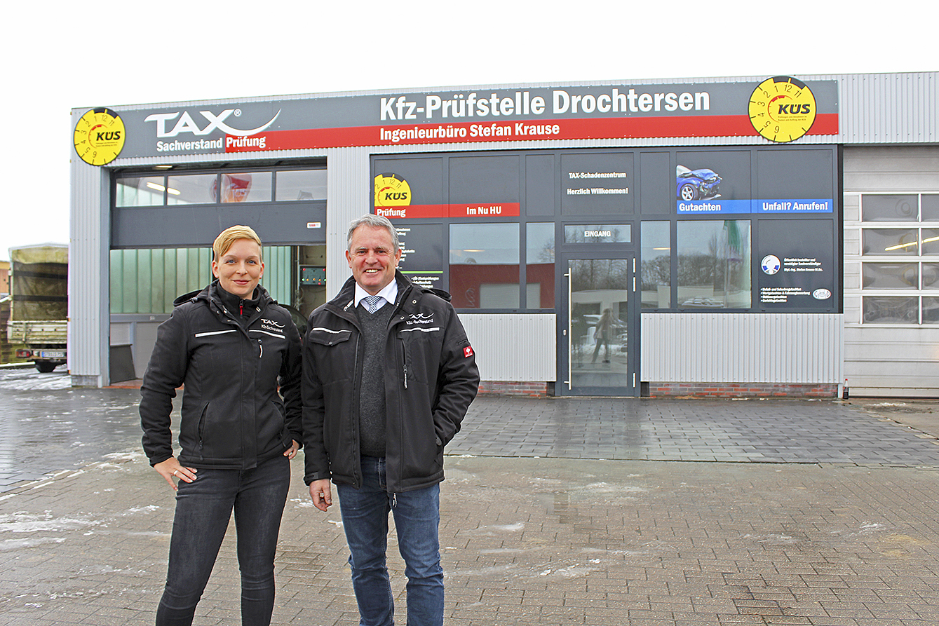 Janina von Spreckelsen und Stefan Krause vor der neuen TAX-Prüfstelle in Drochtersen