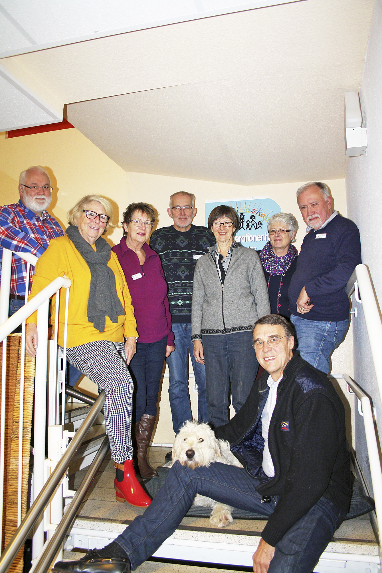 Dietmar Koop (vorn) mit Therapiehündin "Filou" und seinen Mitstreitern von "traudich" (v. li.) Wilfried Bolte, Karin Neubert, Rita Hlewka, Harry Krenz, Gesa Deresch, Helga Fiedler und Wolf Küster
