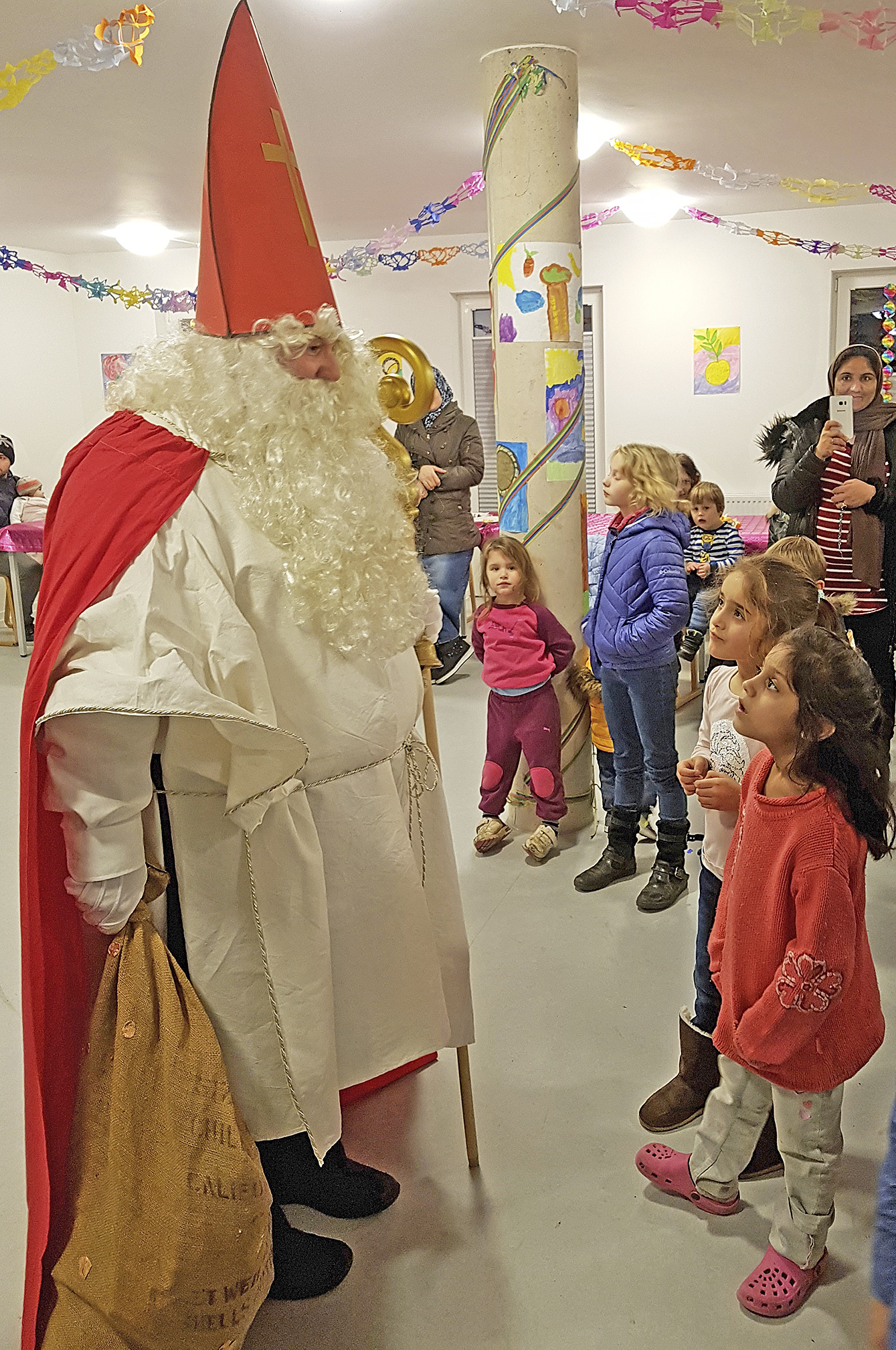 Die Kinder Amad und Asma trafen auf Wilfried Bolte in Gestalt des Nikolaus
