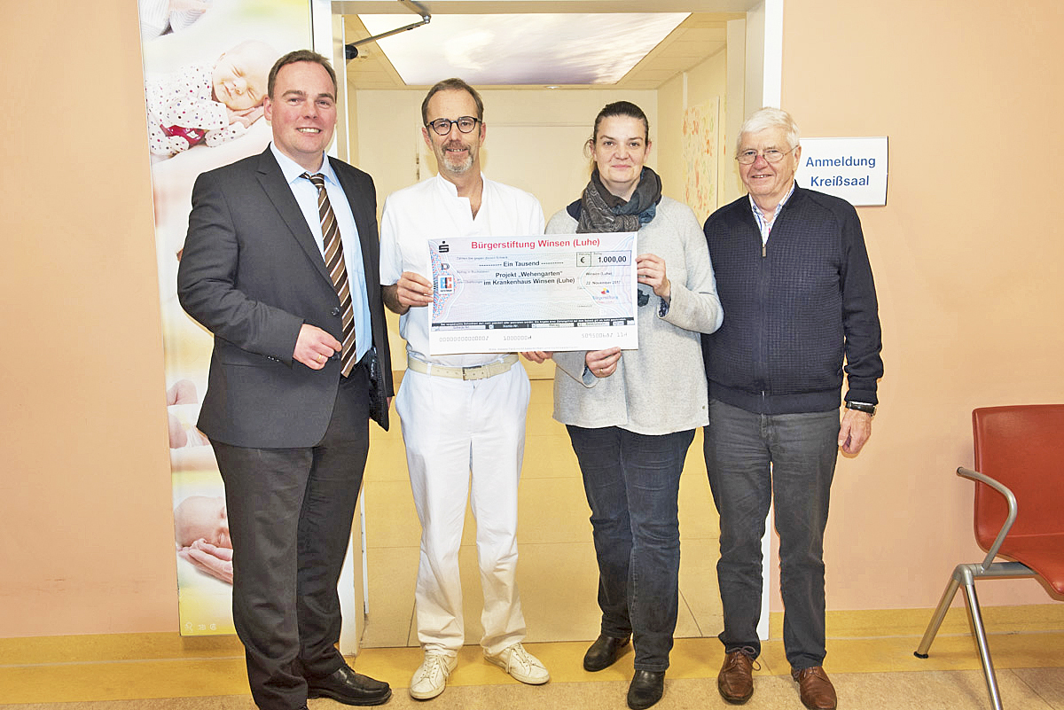 Starthilfe für den "Wehengarten" (v. li.): André Wiese, Johannes Klemm, Ulrike Bauer-Hasslinger und Dr. Bernd E. Langner bei der Scheckübergabe