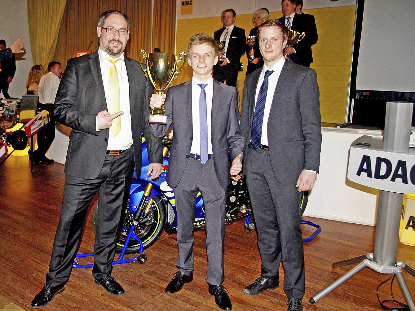 Bei der Ehrung des ADAC Hansa: Philipp Freitag (Mi.) mit den ADAC-Vertretern Remo Schmidt (li.) und Grischka Sahlmann