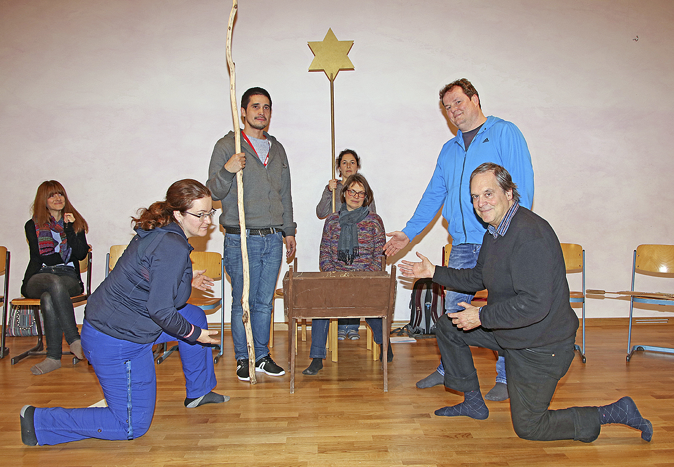 Die Lehrer schlüpfen für dieses besondere Krippenspiel u.a. in die Rollen von Hirten Foto: jd