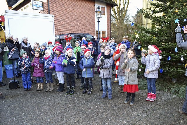 Schüler der Glockenbergschule eröffneten den Markt mit Weihnachtsliedern