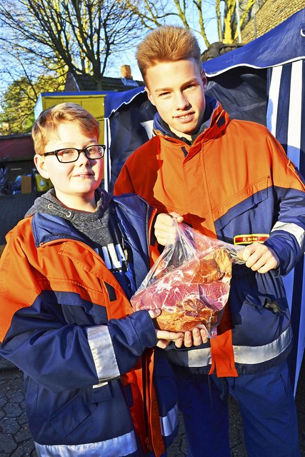 Luden zum Schinken-schätzen ein: Sören (li.) und Fabian von der Jugendfeuerwehr Hollenstedt