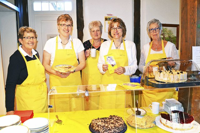 Die Landfrauen bewirteten die Gäste im Küsterhaus (v. li.): Beate Martens, Uta Augustin, Hildburg Meyer, Kerstin Beneke und Petra Busch
