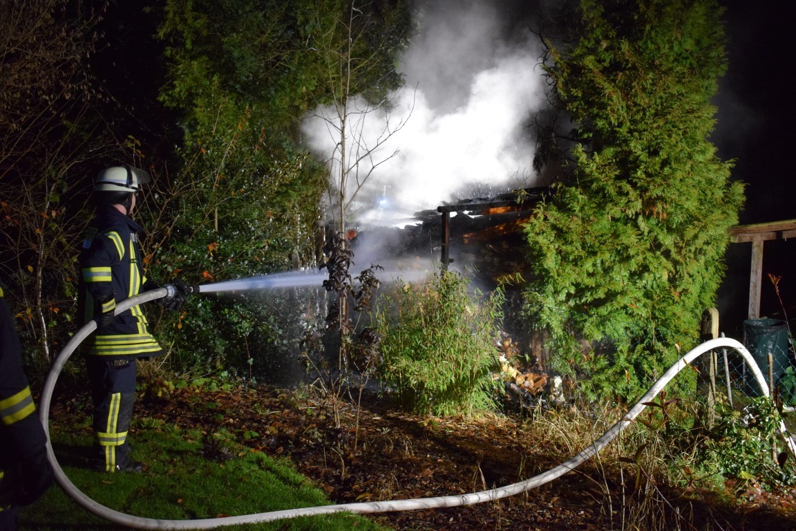 Die Feuerwehren aus Hanstedt und Ollsen löschten den Schuppenbrand