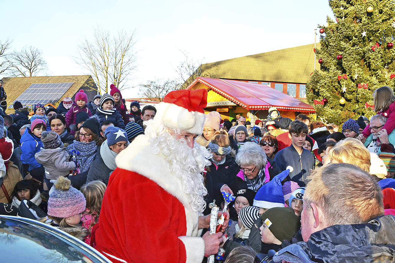 Dicht umringt von zahlreichen Kindern verteilte der Weihnachtsmann kleine Überraschungen