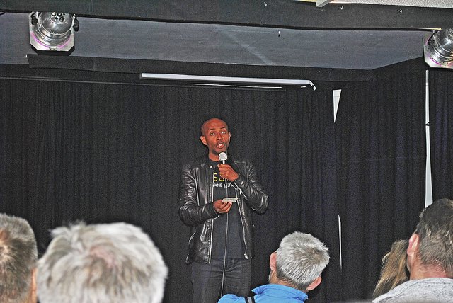 Bei der letzten Show im "alten Bahnhof": Comedian Berhane Berhane mit Publikum