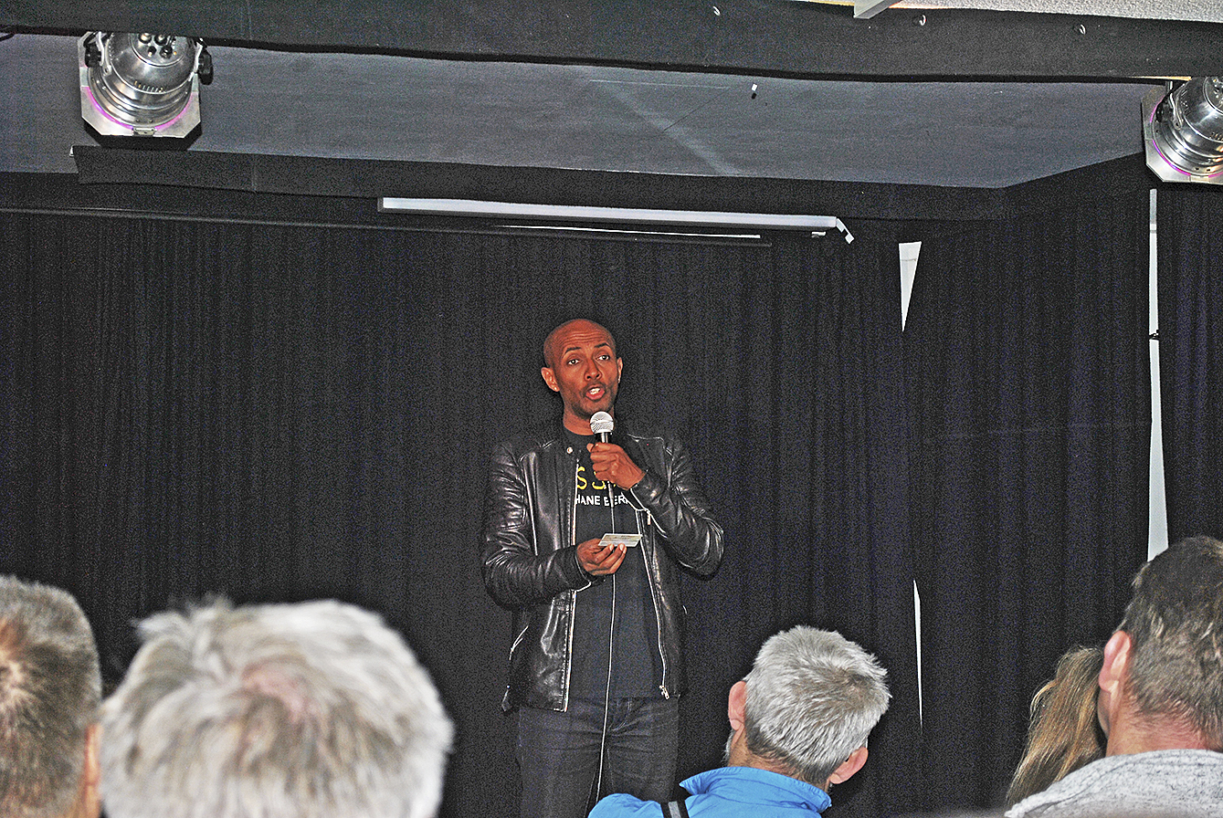 Bei der letzten Show im "alten Bahnhof": Comedian Berhane Berhane mit Publikum