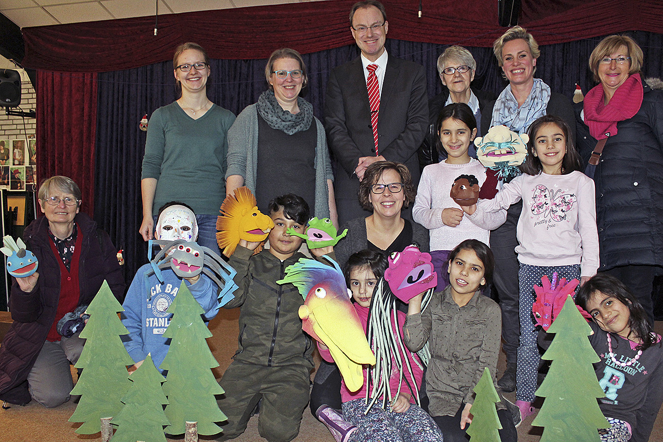 Stellten das Kunsttherapie-Projekt für Kinder gemeinsam auf die Beine: Mitarbeiter der Grundschule Altkloster und der AWO mit Kusttherapeutin Danielle Deeke (2. v. re. hinten), unterstützt von der Sparkasse Harburg-Buxtehude, dem Soroptimist Club und der Halepaghen-Stiftung