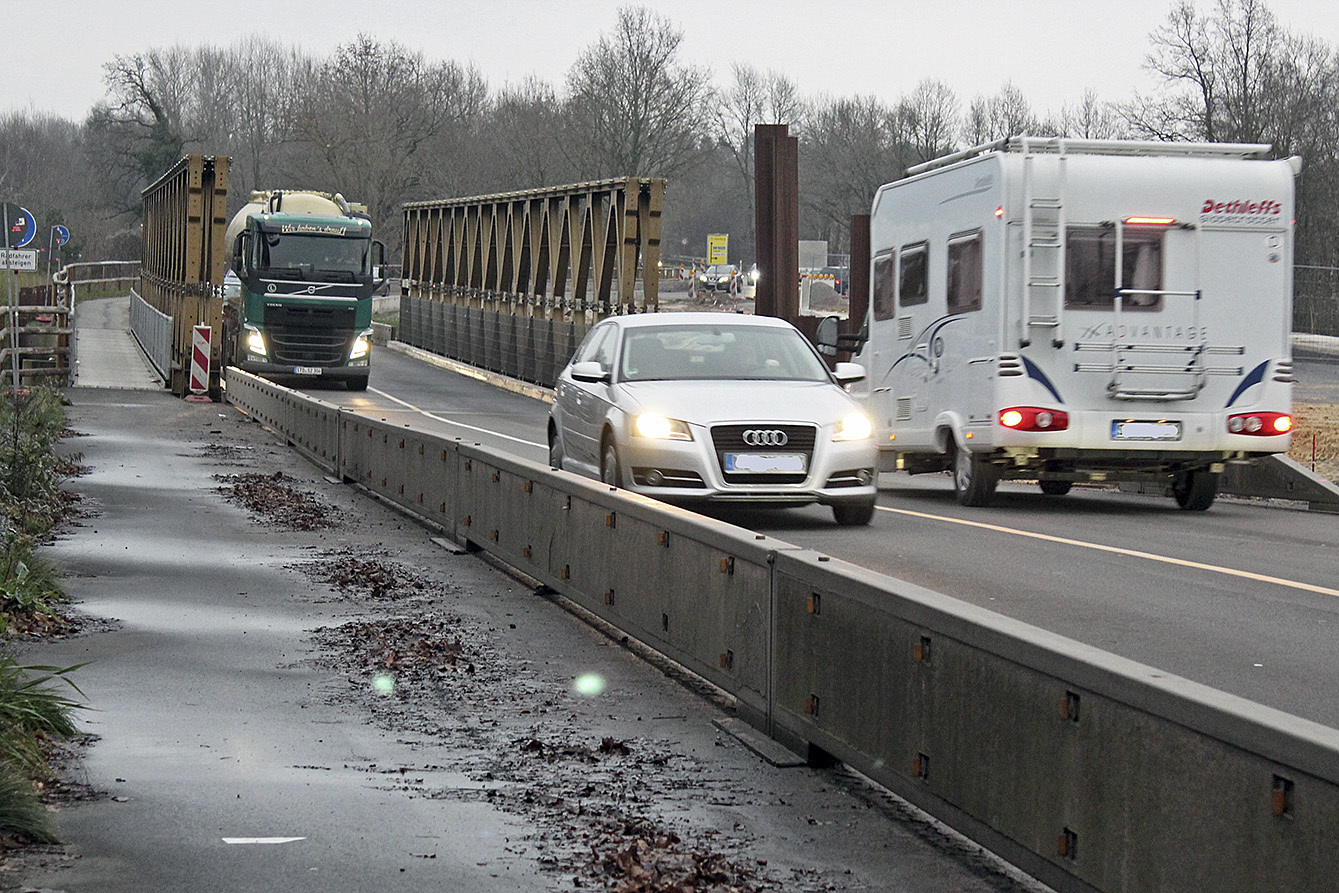 Die Behelfsumfahrung an der Estebrücke in Buxtehude bleibt. Erst Anfang 2018 sollen die Bauarbeiten abgeschlossen werden