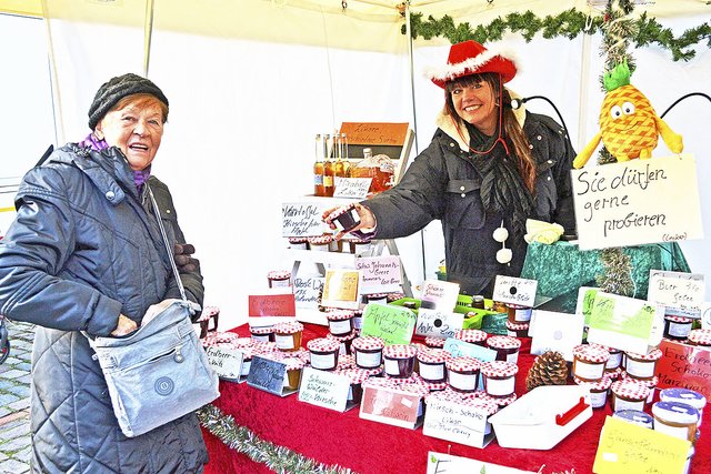 Frieda Wagner (li.) aus Meckelfeld kaufte Marmelade am Stand von Babs Grabau
