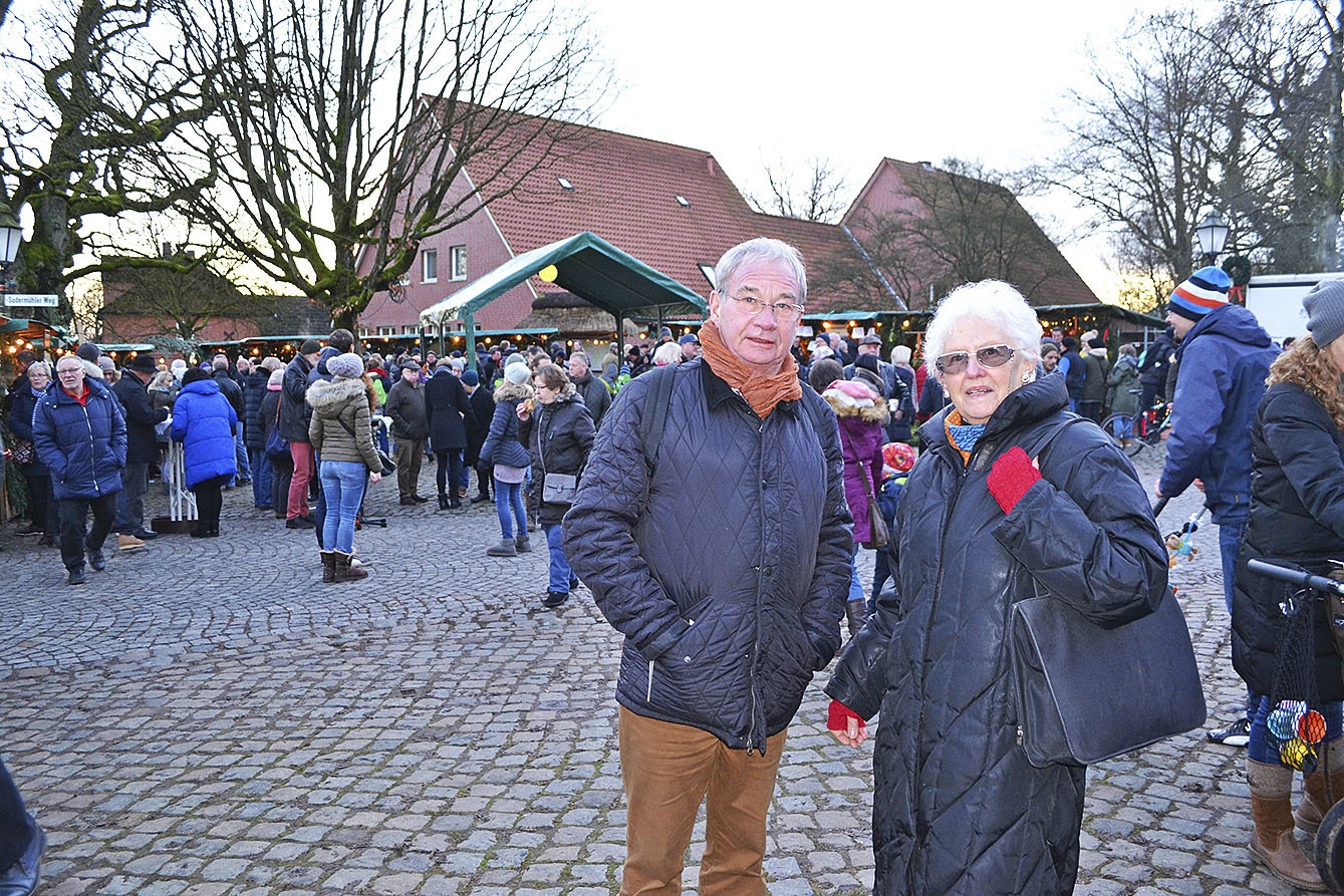 Markt-Initiator Erhard Lipke und Hannelore Jüttner, die Ideengeberin der großen Weihnachtspyramide vor der Kirche