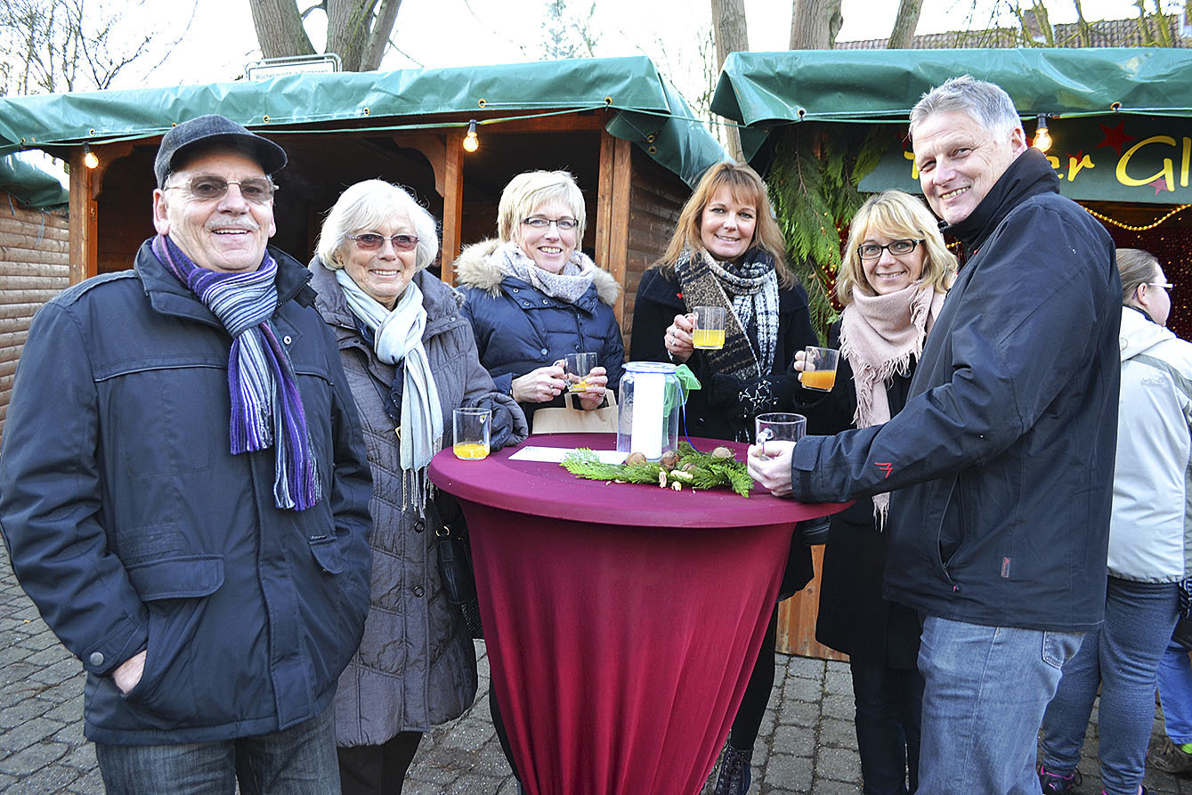 Eine fröhliche Runde: Bettina Ruschke (3. v. re.) feierte ihren Geburtstag auf dem Weihnachtsmarkt nach mit (v. li.): Helmut und Irmgard Hund aus Bergedorf, Susanne Teipelke aus Harsefeld sowie Claudia von Osten aus Garstedt und Gerd Teipelke