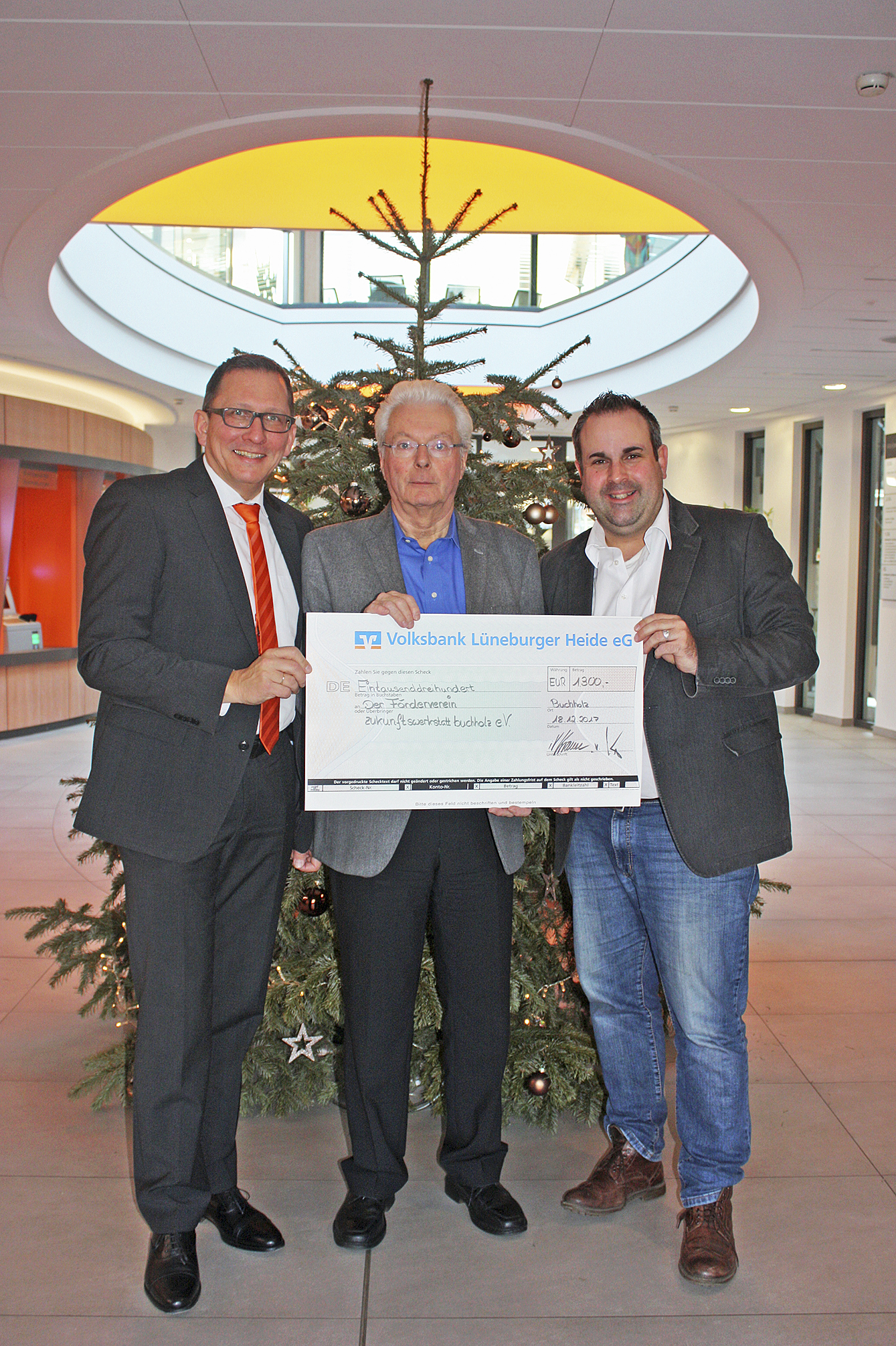 Frank Krause (v. li.) übergab den Spendenscheck an Prof. Dr. Wolfgang Bauhofer und Jan Bauer