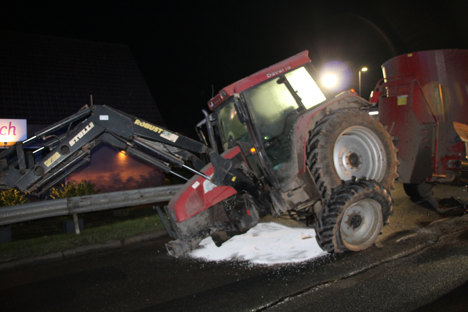 Auch der Traktor wurde erheblich beschädigt