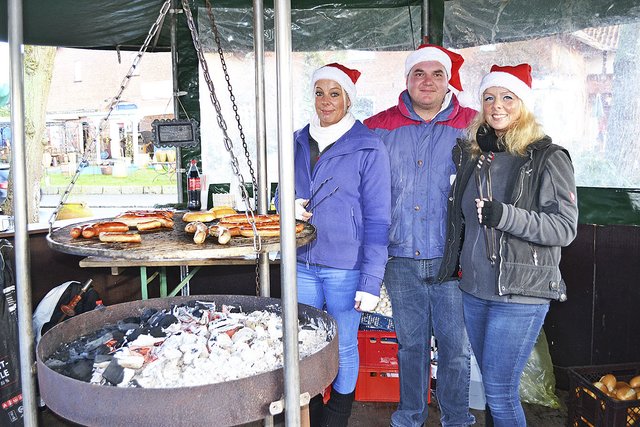 Verwöhnten die Besucher mit Leckerem vom Grill (v. li.): Jessica Ackermann, Dennis Lüdtke und Nicole Manz