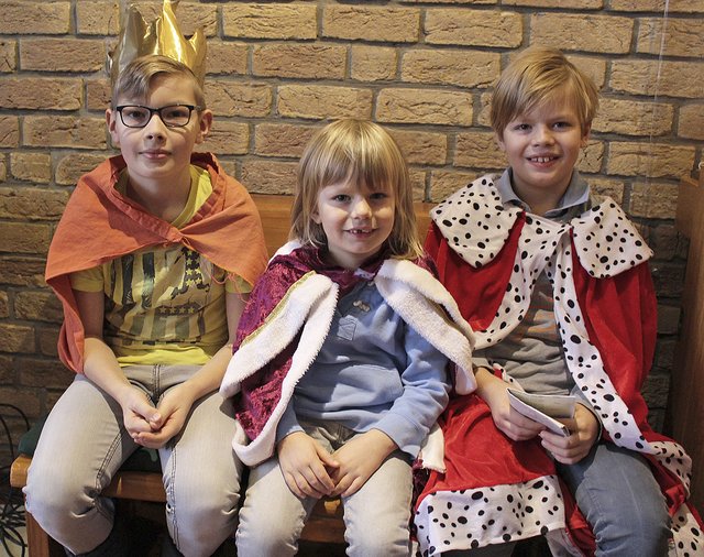 Sie warten auf ihren Auftritt: die drei Heiligen Könige, dargestellt von Linus (v. li.) Camilo und Corvin