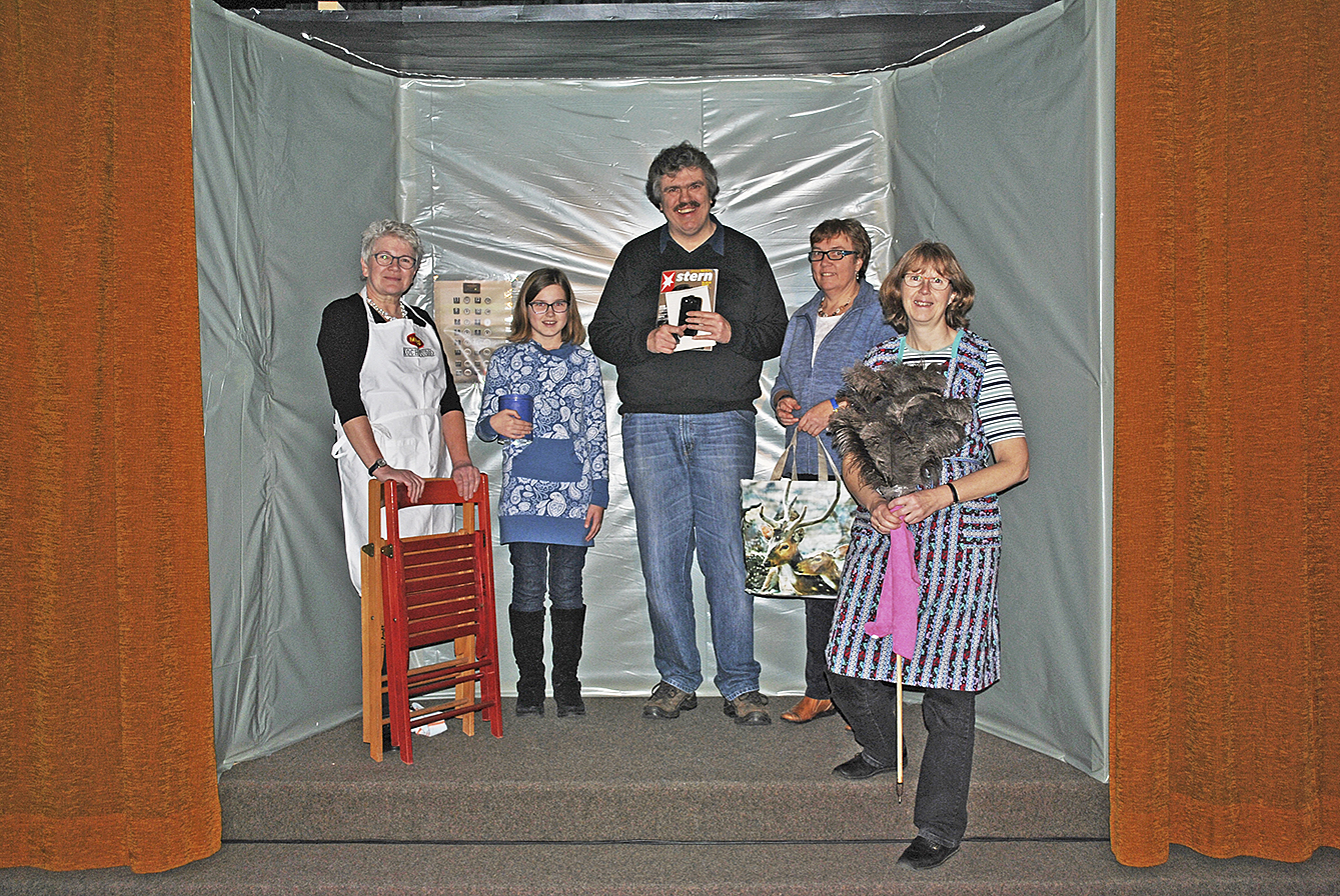 Bei der Proben (v. li.): Dorle Arndt, Carlotta Albers, WOCHENBLATT-Redakteur Christoph Ehlermann, Martina Vick und Gitte Arndt im auf der Bühne nachgebauten Fahrstuhl