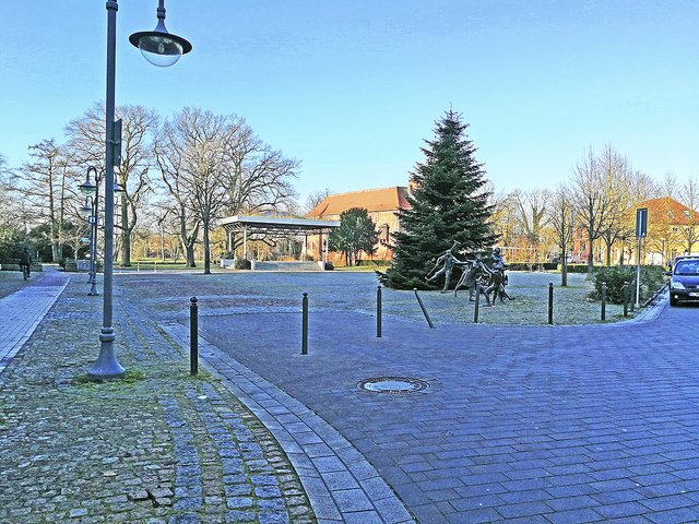 Auf dem Schlossplatz ist mittags nur wenig Betrieb