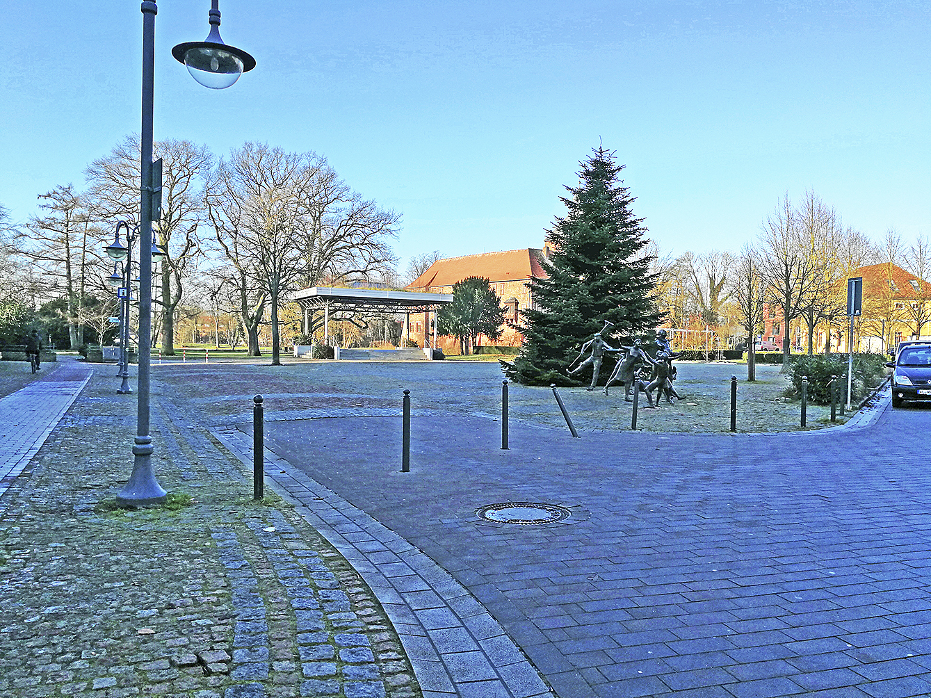 Auf dem Schlossplatz ist mittags nur wenig Betrieb