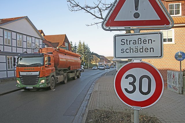 Wegen der Straßenschäden gilt in der Herrenstraße Tempo 30 Foto: jd