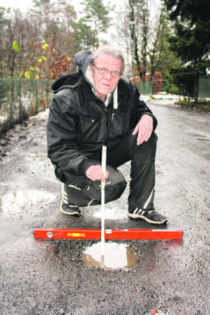 Michael Dreier misst nach: Dieses Schlagloch ist 17 Zentimeter tief