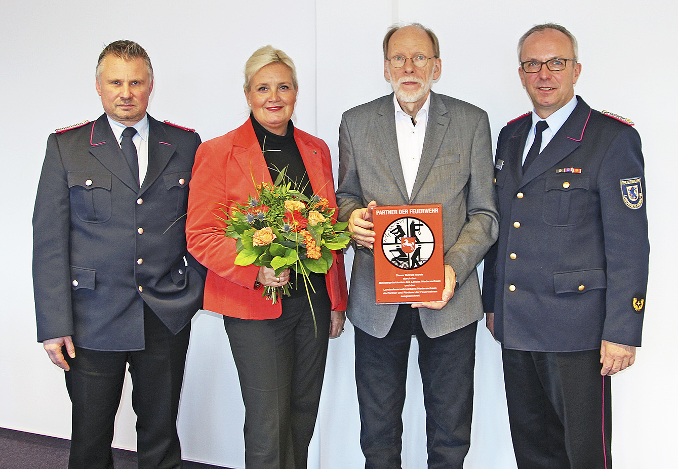Torsten Meyer (Ortsbrandmeister Maschen, li.), Seevetals Bürgermeisterin Martina Oertzen und Volker Bellmann (Kreisbrandmeister re.) dankten Manfred Abel